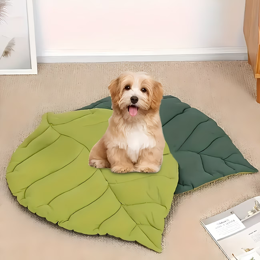 Comfortable leaf-shaped pet mat, made of polyester fiber, washable.