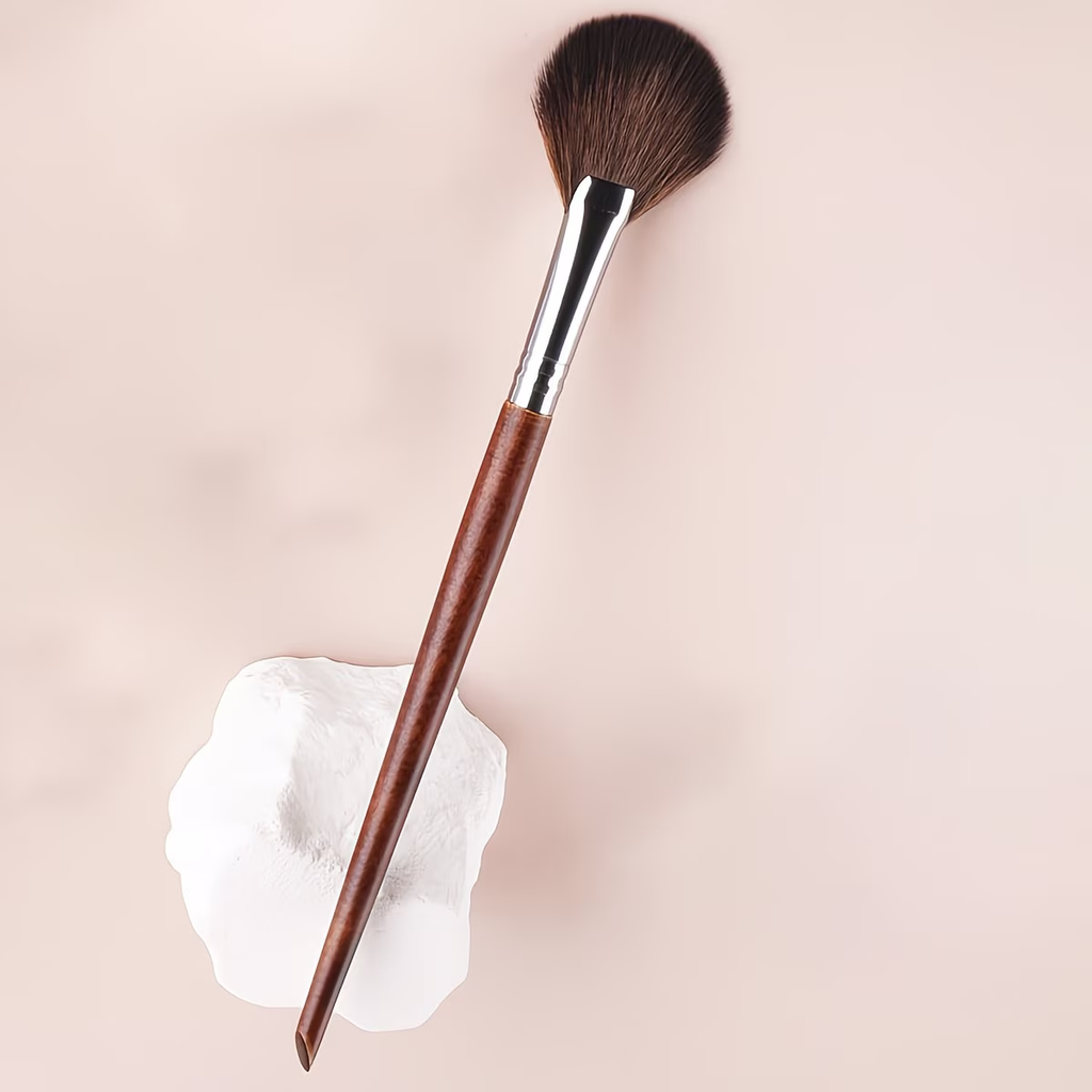 1 fan-shaped highlighter pen, soft nylon smooth wooden handle, suitable for facial highlighting