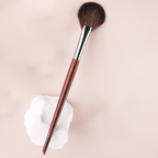 1 fan-shaped highlighter pen, soft nylon smooth wooden handle, suitable for facial highlighting
