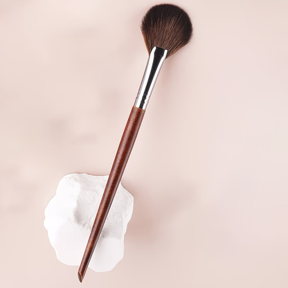 1 fan-shaped highlighter pen, soft nylon smooth wooden handle, suitable for facial highlighting
