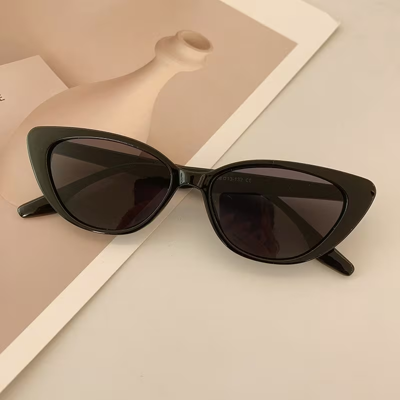 Stylish Cat-Eye Glasses Set for Men and Women - Retro Fashion Party