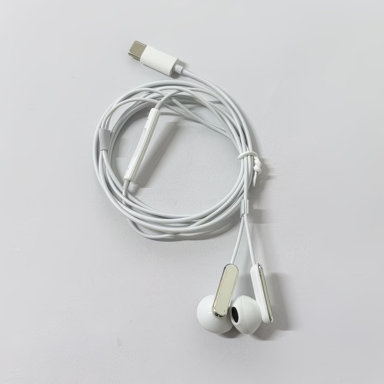 Wired earphones with high compatibility and direct connection design. Online microphone