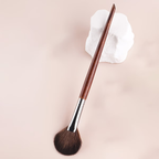 1 fan-shaped highlighter pen, soft nylon smooth wooden handle, suitable for facial highlighting