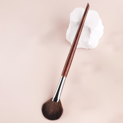 1 fan-shaped highlighter pen, soft nylon smooth wooden handle, suitable for facial highlighting