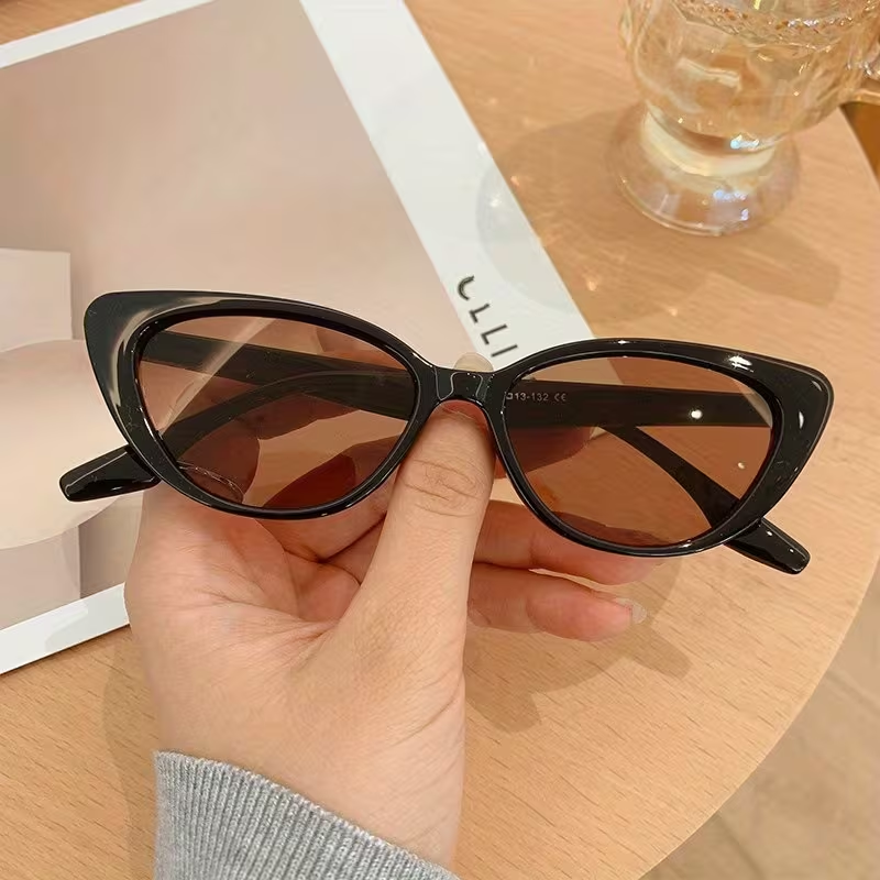 Stylish Cat-Eye Glasses Set for Men and Women - Retro Fashion Party