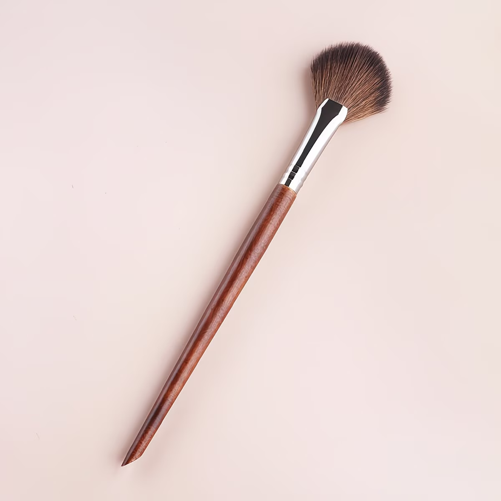 1 fan-shaped highlighter pen, soft nylon smooth wooden handle, suitable for facial highlighting