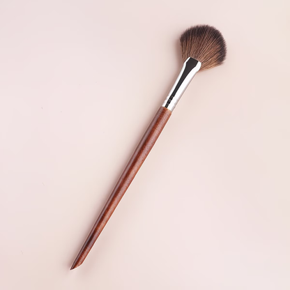 1 fan-shaped highlighter pen, soft nylon smooth wooden handle, suitable for facial highlighting
