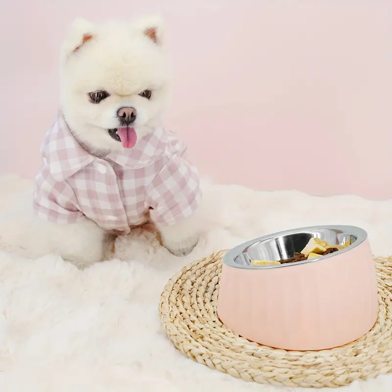 Neck-protecting pet bowl, large-capacity stainless steel dog bowl with non-slip bottom.