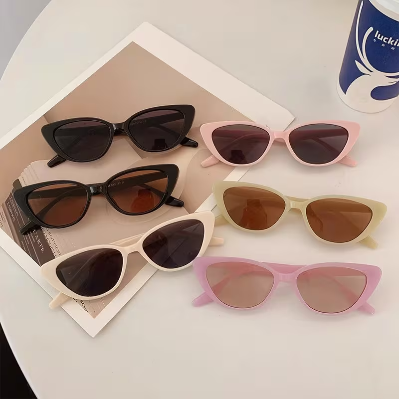 Stylish Cat-Eye Glasses Set for Men and Women - Retro Fashion Party